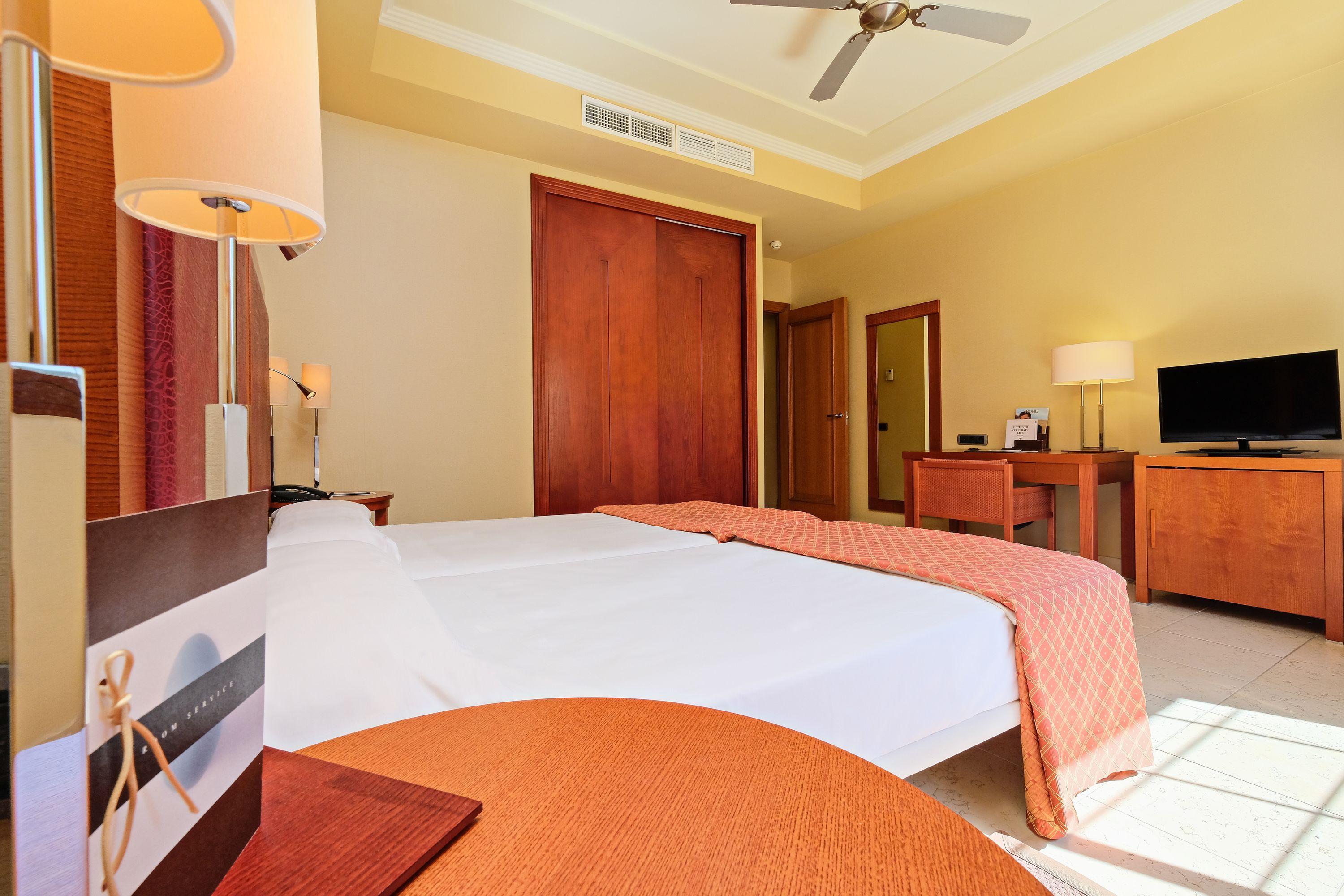 Hotel Envia Almeria Spa & Golf Агвадульсе Экстерьер фото A bedroom at the hotel