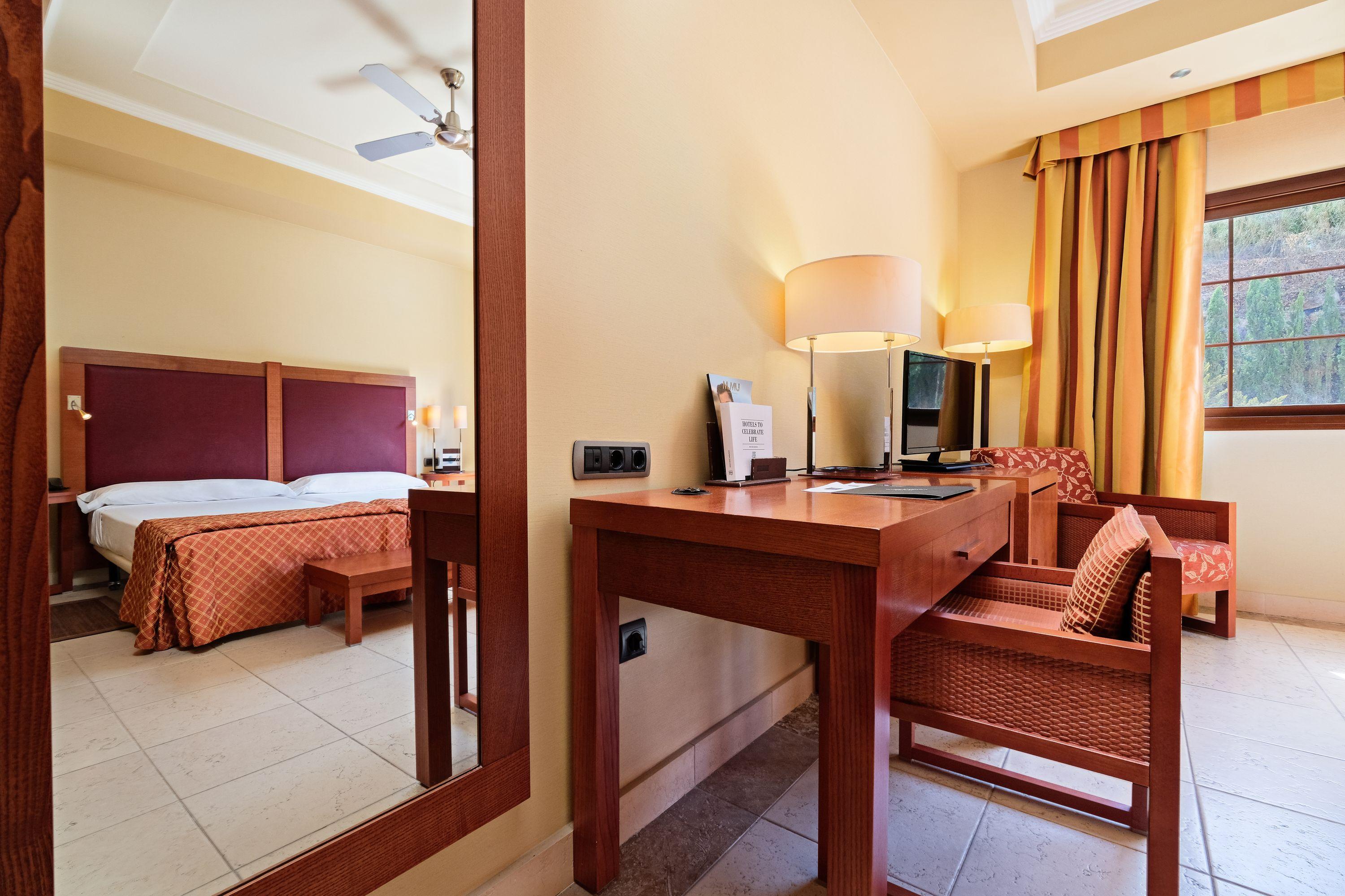 Hotel Envia Almeria Spa & Golf Агвадульсе Экстерьер фото A room at the hotel