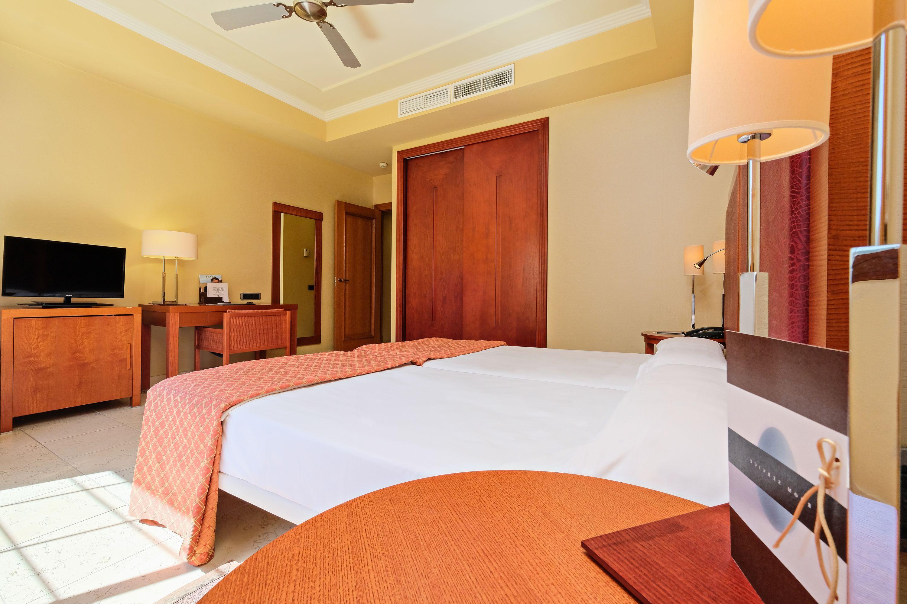 Hotel Envia Almeria Spa & Golf Агвадульсе Экстерьер фото A bedroom at the hotel